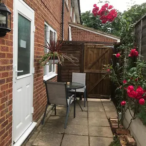 Studio-2 Staines,heathrow, London-own Entrance Apartment